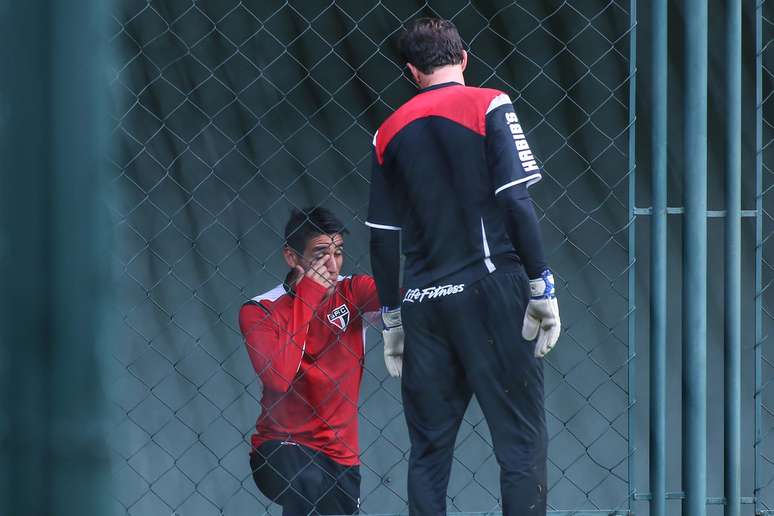 Ceni conversa com Centurión durante treino do São Paulo