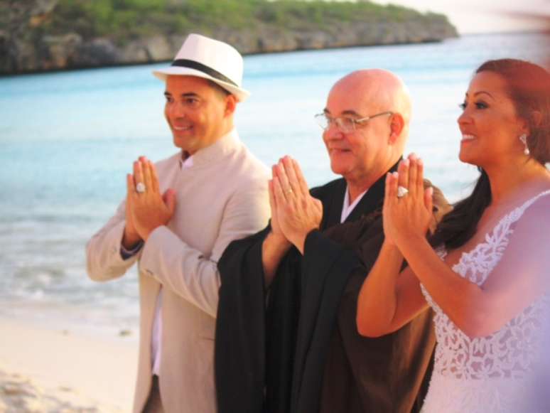 Kizzy Bortolo e Jacson Vogel se casaram em uma cerimônia budista