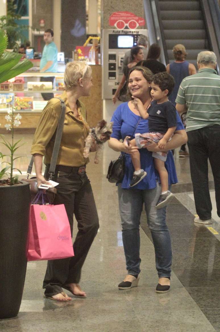 Simpática, Xuxa conversou com os fãs...