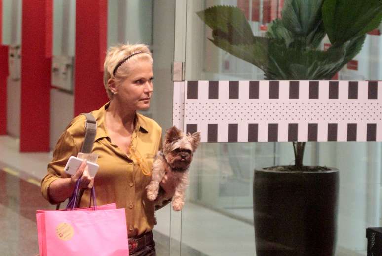 Xuxa foi às compras no Rio de Janeiro, nessa quinta-feira (7)