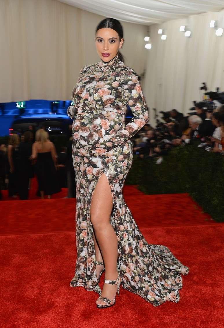 No baile do MET de 2013, Kim Kardashian enfatizou a barriga de grávida com um vestido Givenchy florido, que ampliou não só a barriga, mas tudo, lembrando até uma capa de sofá
