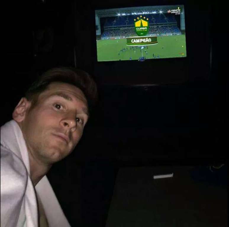 Messi publicou uma foto assistindo o clássico River Plate x Boca Juniors. Mas parece que ele mudou de ideia e viu outro jogo na noite desta quinta-feira