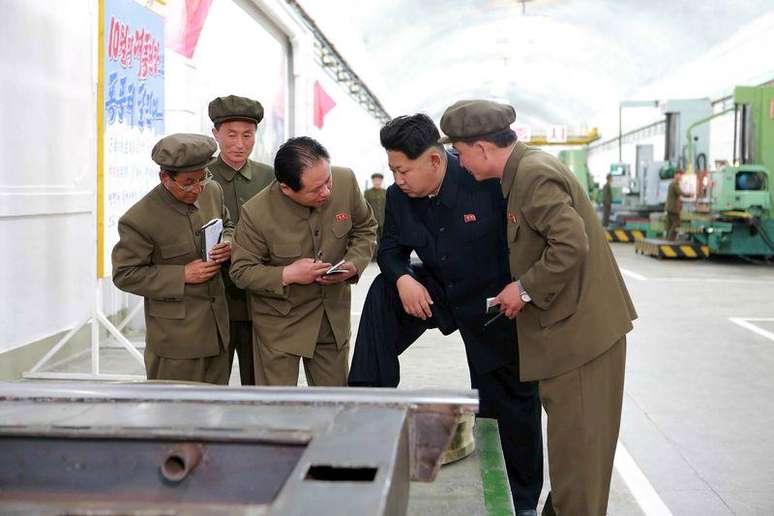 Líder norte-coreano, Kim Jong Un, visita instalação industrial, em foto de divulgação da agência de notícias estatal KCNA. 07/05/2015