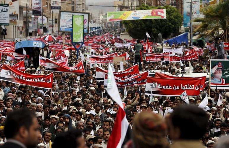 Apoiadores dos houthis protestam contra ataques liderados por sauditas em Sanaa. 8/5/2015.