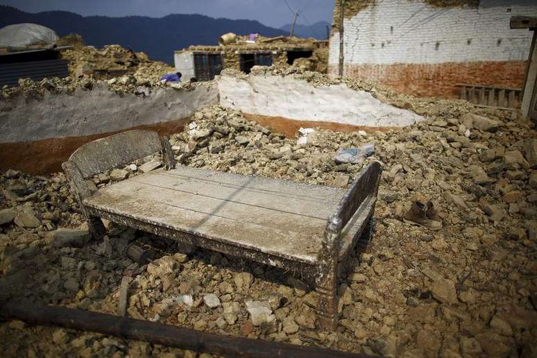 Cama em meio a destroços após terremoto perto de Lalitpur, Nepal