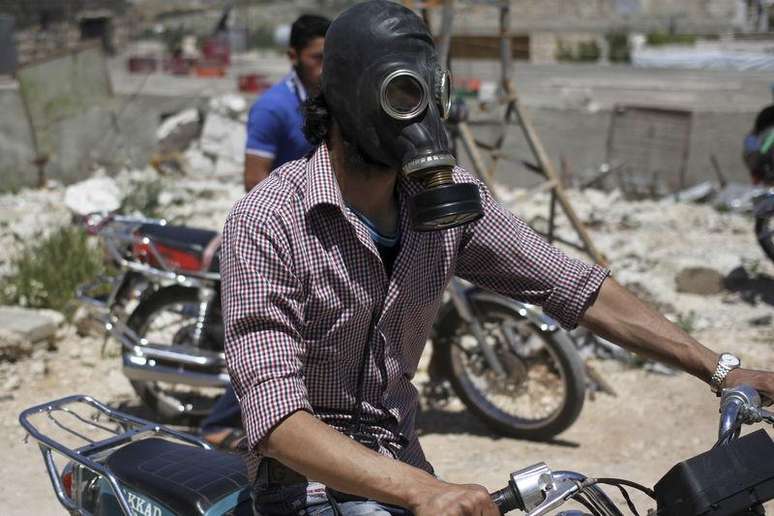 Homem usa máscara protetora depois de um suposto ataque com gás cloro na aldeia de Kansafra, na região de Idlib, na Síria, em 07 de maio de 2015