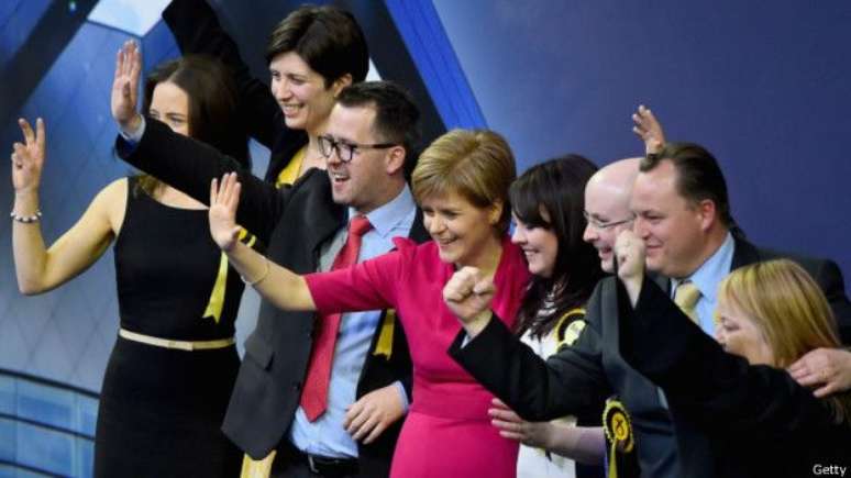  Nicola Sturgeon (de rosa), líder do SNP; partido obteve numero expressivo de assentos 