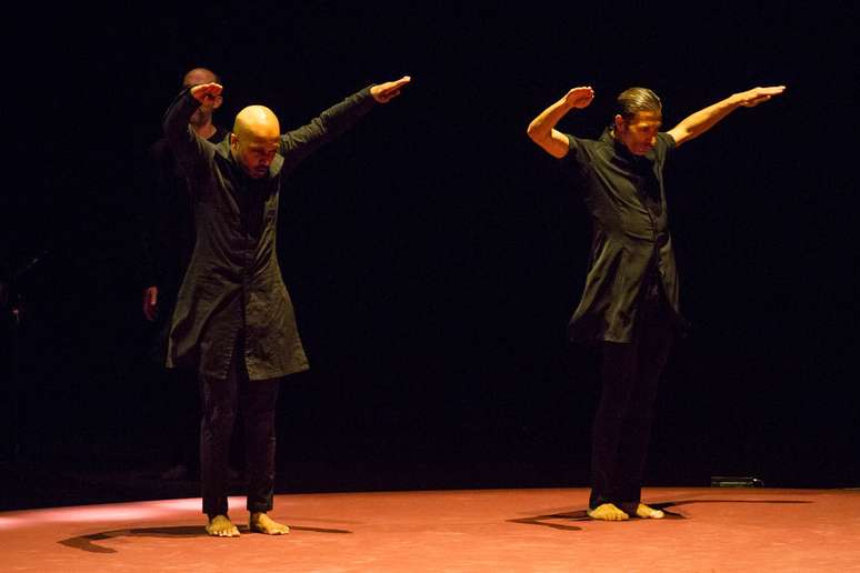  Akram Khan e o espanhol Israel Galván em cena no espetáculo apresentado em São Paulo, na abertura do Festival O Boticário na Dança