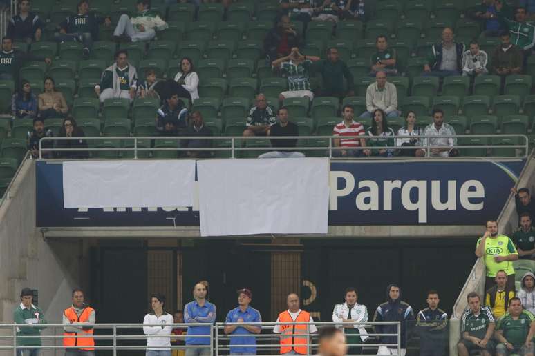 "Allianz" foi tampado em placas que ficam ao redor do estádio