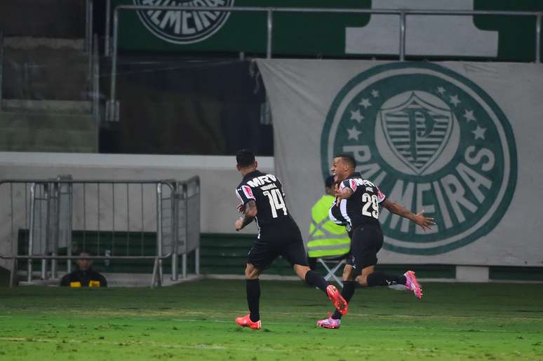 Patric comemora gol no come&ccedil;o do segundo tempo