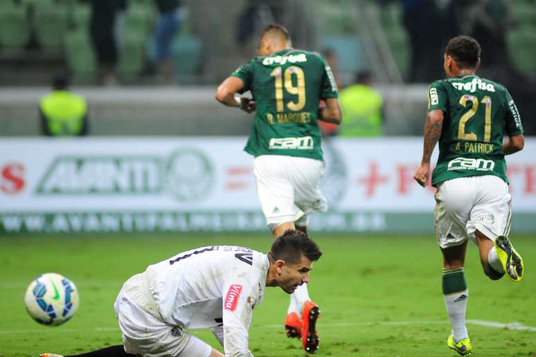 Rafael Marques entrou na área sozinho e fez o gol