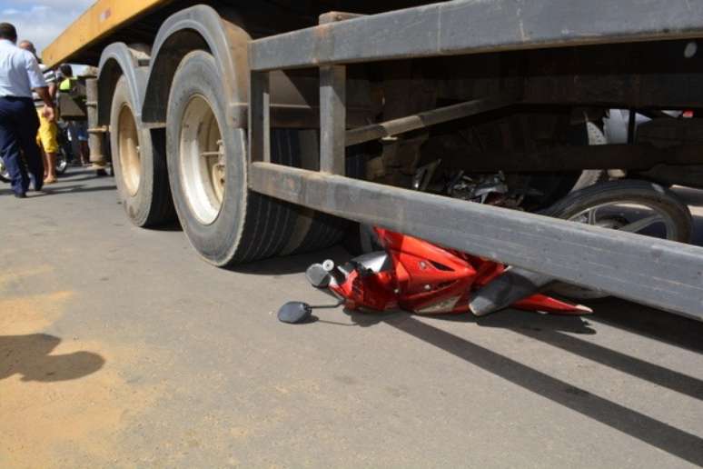 Motocicleta foi parar debaixo de caminhão após colisão em Vitória da Conquista, na Bahia
