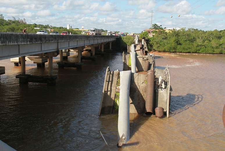 Ponte caiu e rompeu duas adutoras