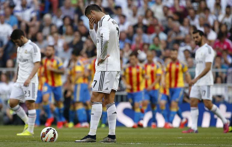 Cristiano Ronaldo se entristece após gols do Valencia