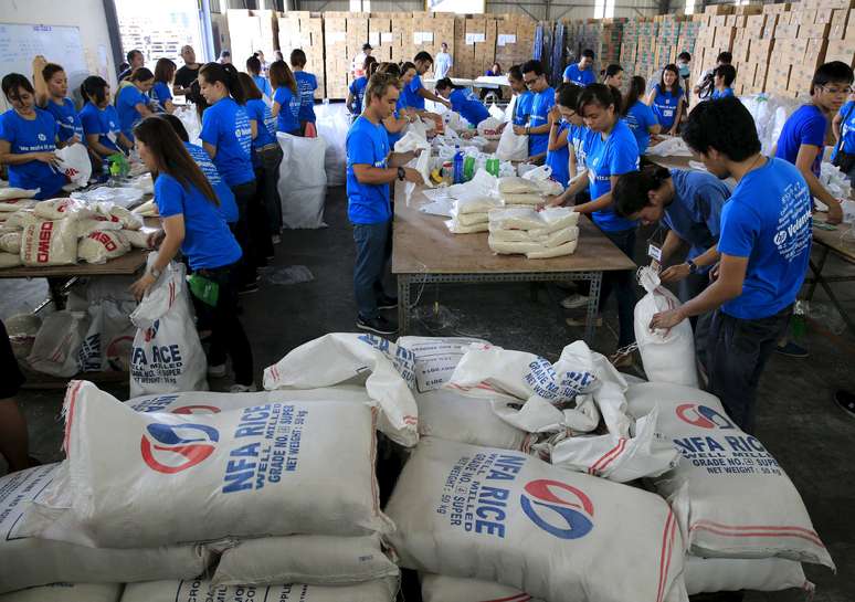 Voluntários embalam mantimentos para as vítimas do tufão Noul no Departamento de Desenvolvimento Social, na cidade de Pasay, ao sul de Manila, antes da chegada do furacão