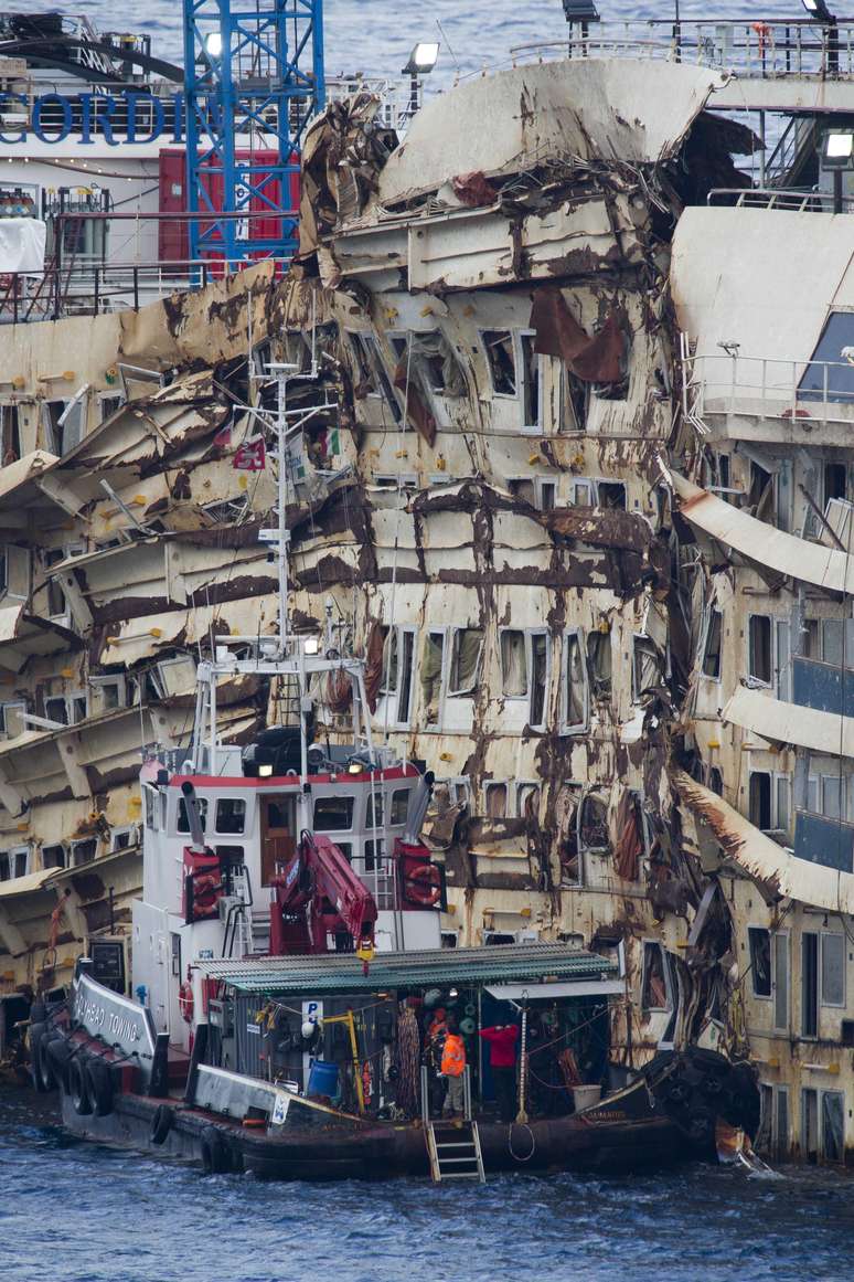 O navio Costa Concordia, naufragado ao largo da costa da ilha de Giglio, em foto tirada em fevereiro de 2014