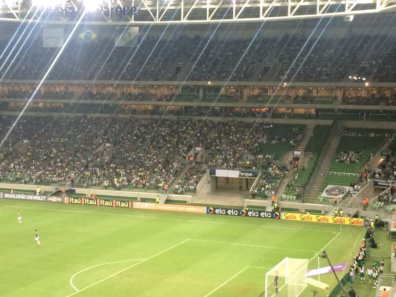 Nome do Allianz Parque é coberto por faixa branca