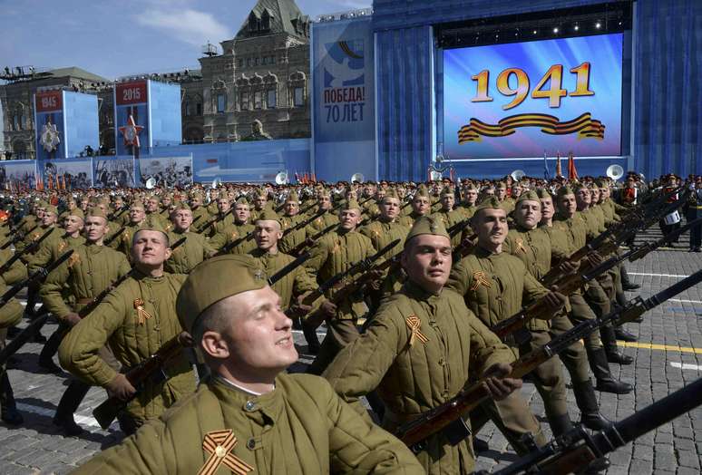 Militares russos vestindo o histórico uniforme do Exército Vermelho marcham durante o desfile do Dia da Vitória, na Praça Vermelha, em Moscou