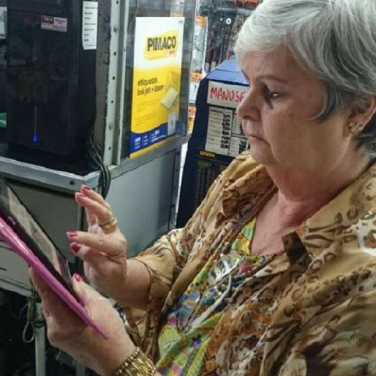Maria da Graça Tostes comprou seu primeiro smartphone há três meses