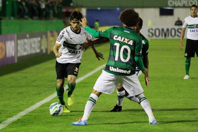 Tiago Real tenta jogada contra a marcação da Chapecoense