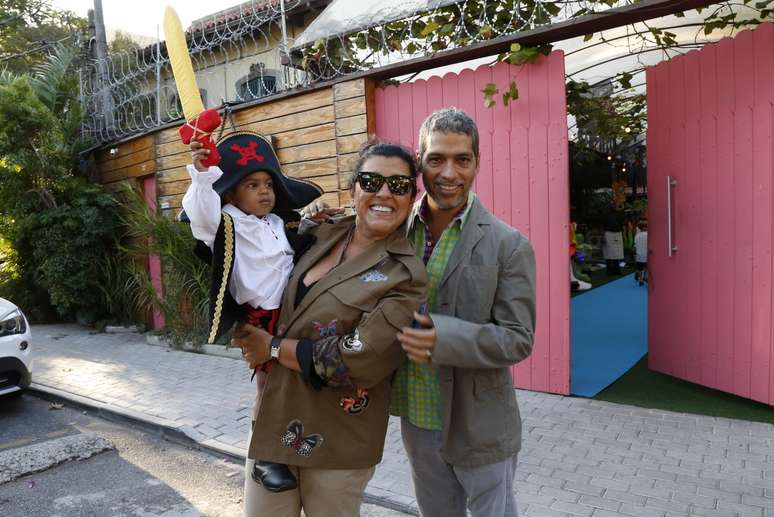 Regina Casé e o marido Estevão Ciavatta fizeram uma festa para comemorar o aniversário de dois anos do filho 