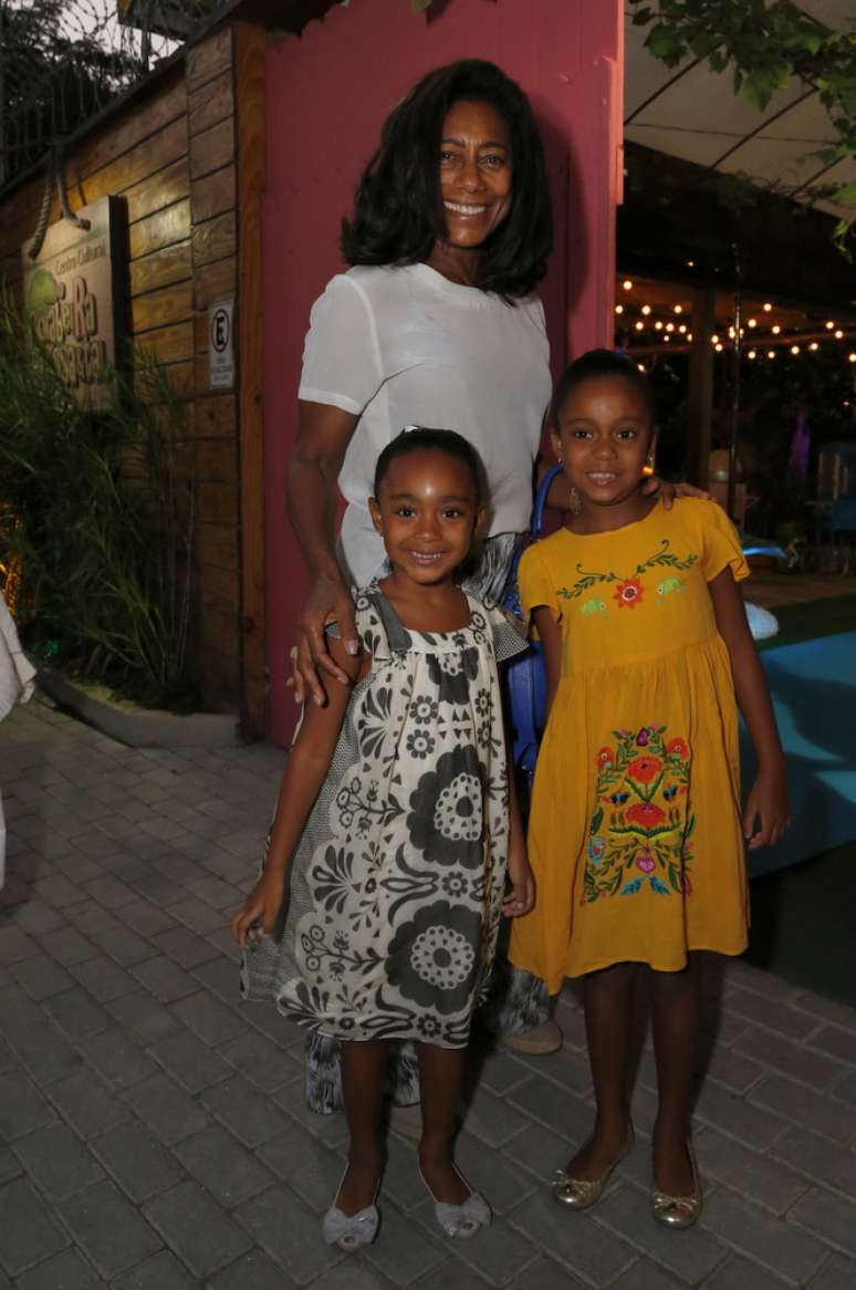 Gl&oacute;ria Maria foi com as filhas