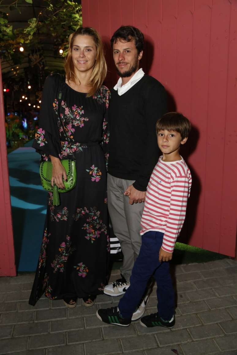 Carolina Dieckmann ao lado do marido Tiago Worckmann e o filho José 