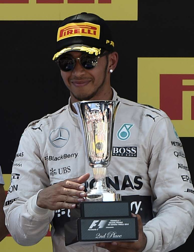 Hamilton exibe troféu após conquistar mais um pódio na temporada 2015 da F1