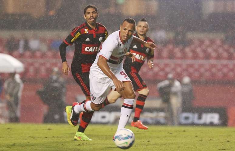 Luís Fabiano fez gol importante para tentar se firmar como titular no São Paulo