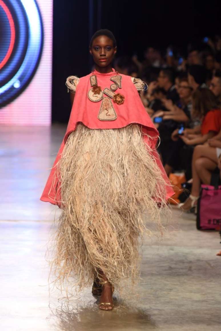 Mariane em desfile no Drag&atilde;o Fashion Week, em Fortaleza