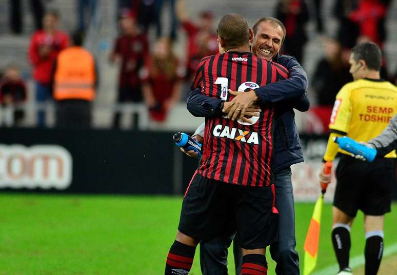 Walter abraça o técnico Milton Mendes, que o elogiou dizendo ser um líder no elenco