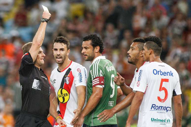 Naldo j&aacute; tinha um cart&atilde;o amarelo, ent&atilde;o foi expulso de forma indiscut&iacute;vel