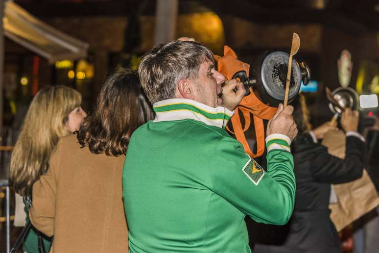 Manifestantes fazem panelaço próximo ao Leopolldo, salão de festa onde foi festejado o casamento do médico de Dilma, Roberto Kalil