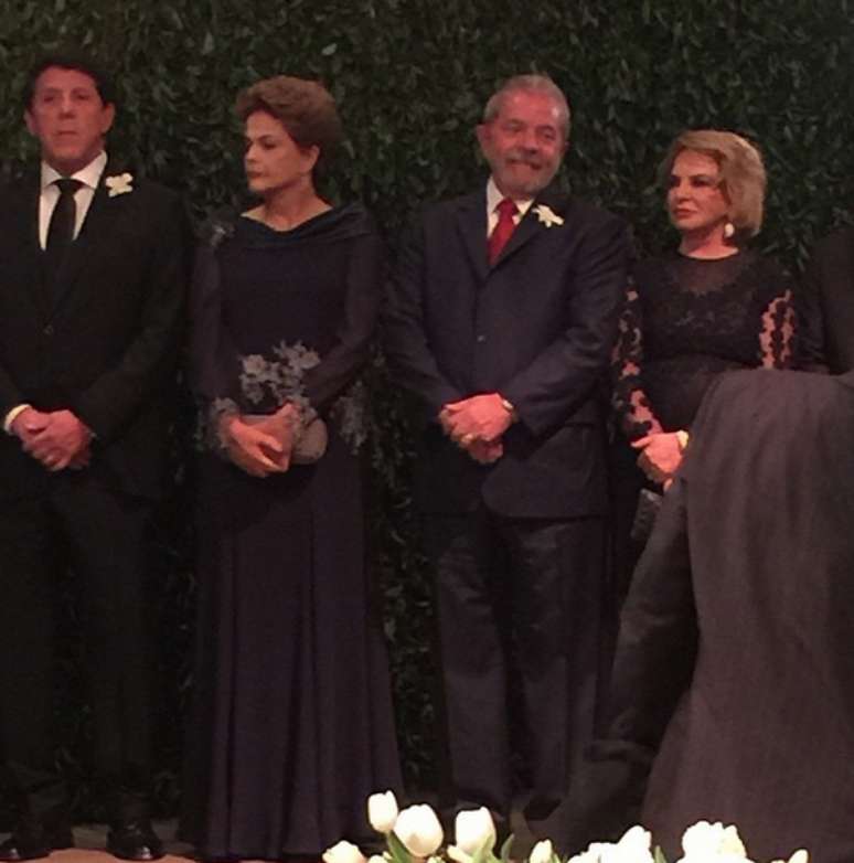 Foto tirada durante a cerimônia mostra o secretário de Estado da Saúde de São Paulo, David Uip, a presidente Dilma, o ex-presidente Lula e a esposa Marisa