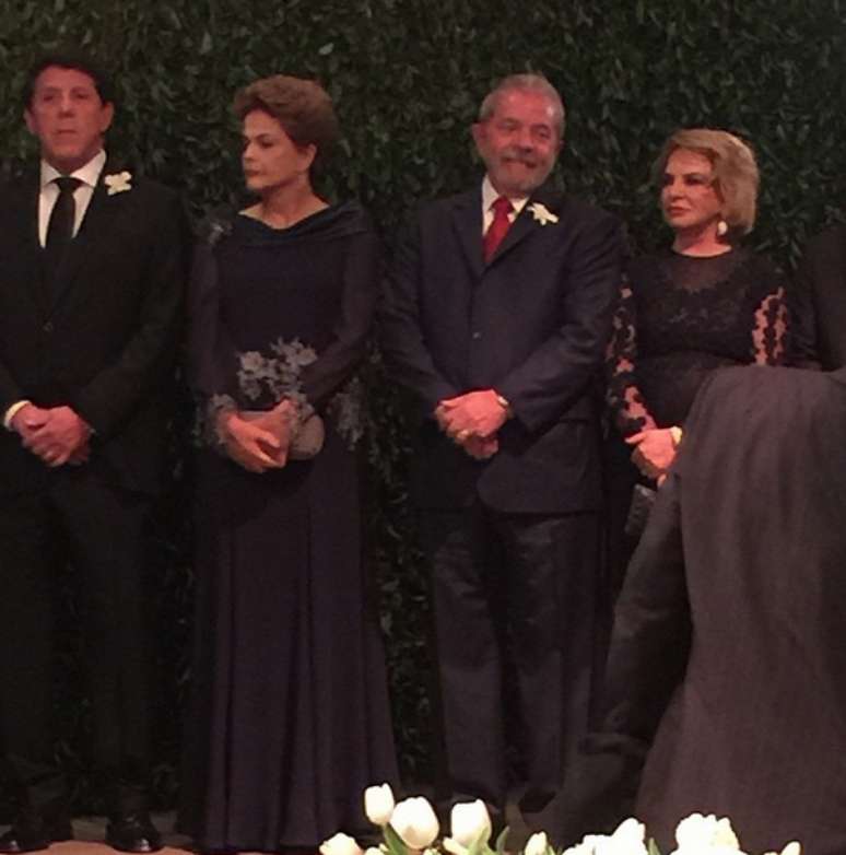 Foto tirada durante a cerim&ocirc;nia mostra o secret&aacute;rio de Estado da Sa&uacute;de de S&atilde;o Paulo, David Uip, a presidente Dilma, o ex-presidente Lula e a esposa Marisa