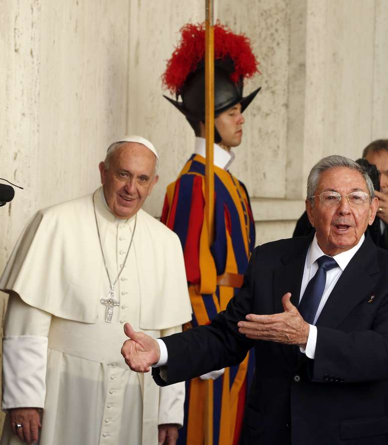 Francisco cumprimenta o presidente cubano, Raúl Castro, ao final da audiência no Vaticano