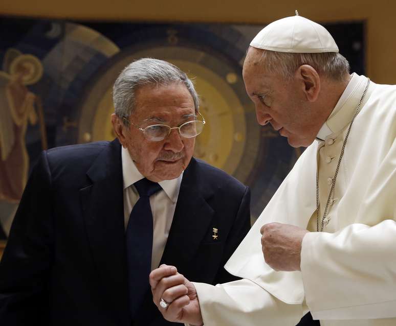 Ao retornar da Rússia, presidente de Cuba, Raúl Castro, parou em Roma para agradecer ao papa Francisco pelo seu papel em reaproximar Havana e Washington