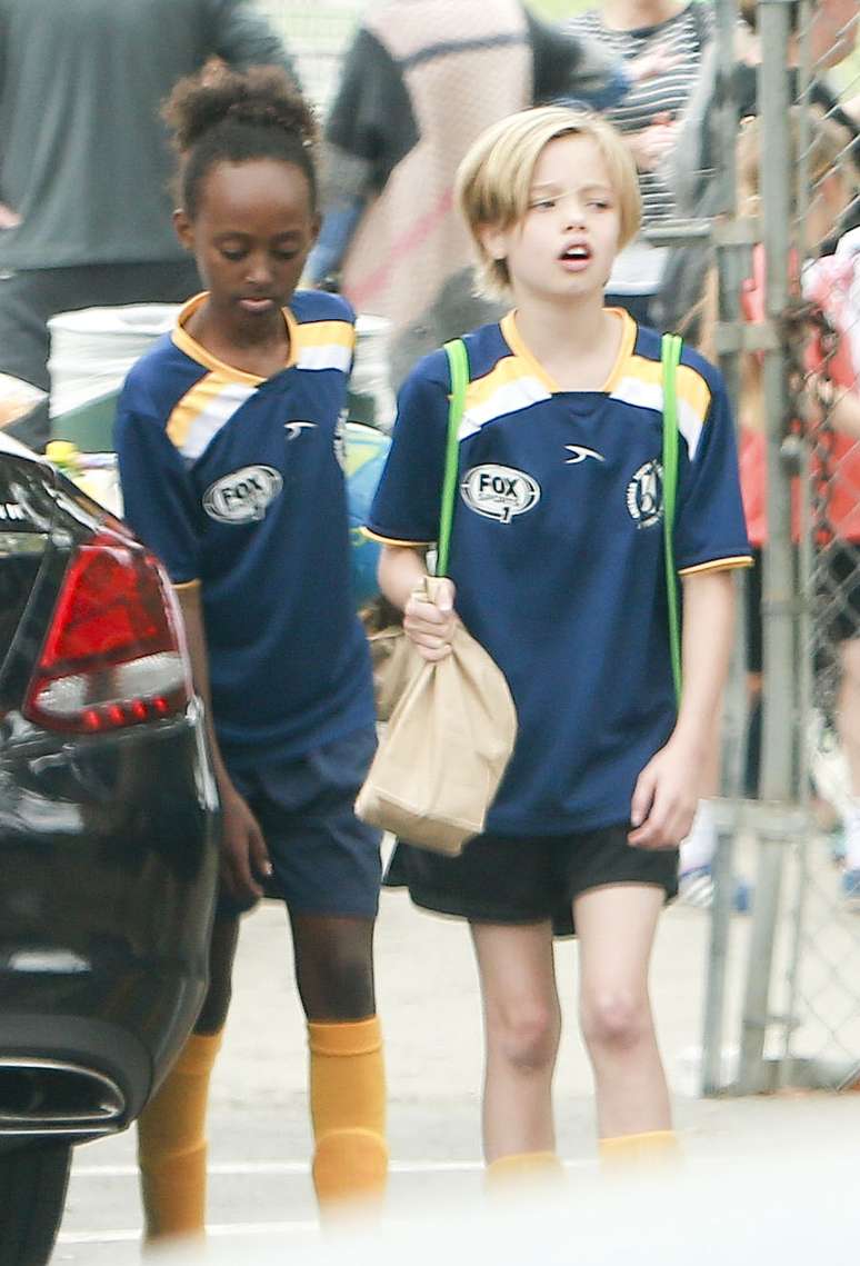 Zahara e Shiloh, filhas de Jolie e Pitt, jogam futebol juntas