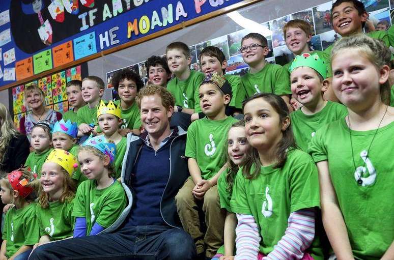 Príncipe Harry com alunos de uma escola em Stewart Island, sul da Nova Zelândia