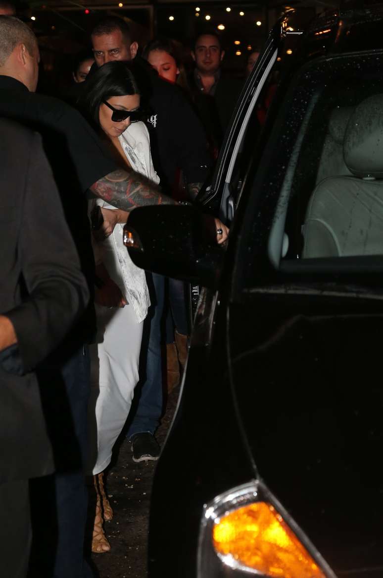 Na saída, Kim Kardashian não abriu mão dos óculos escuros 