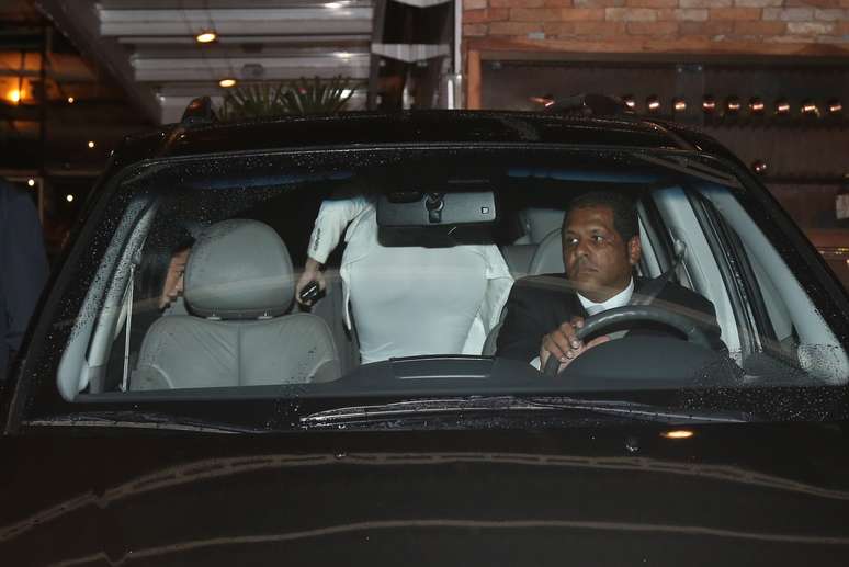 Kim Kardashian acabou ganhando uma 'conferida' do motorista ao entrar no carro