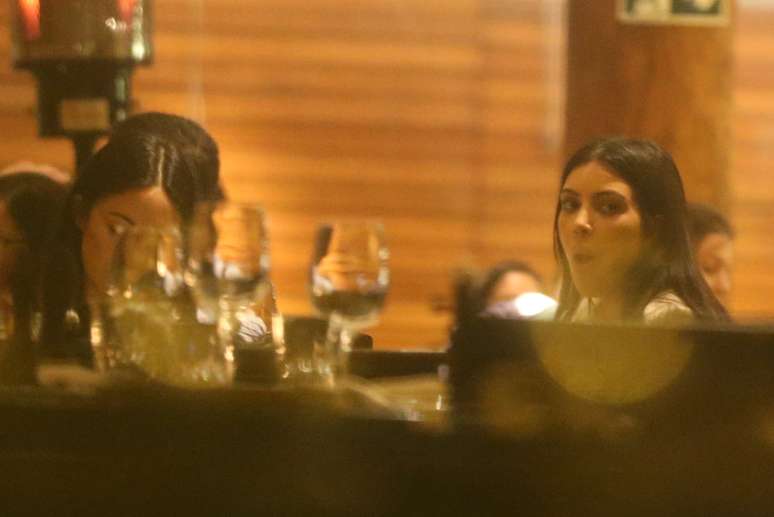 De boca cheia, Kim Kardashian percebeu a presença dos paparazzi