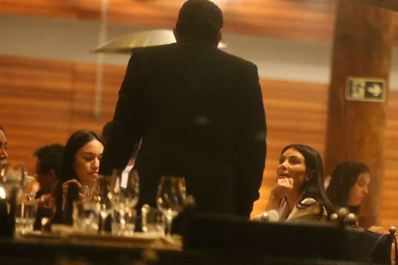 Kim Kardashian conversa com o maitre do restaurante...