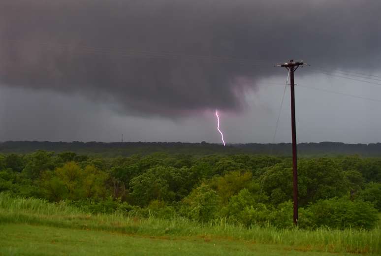 Tempestade no Texas deixa 26 feridos e importantes danos materiais