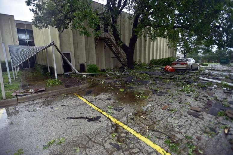 Tempestade no Texas deixa 26 feridos e importantes danos materiais