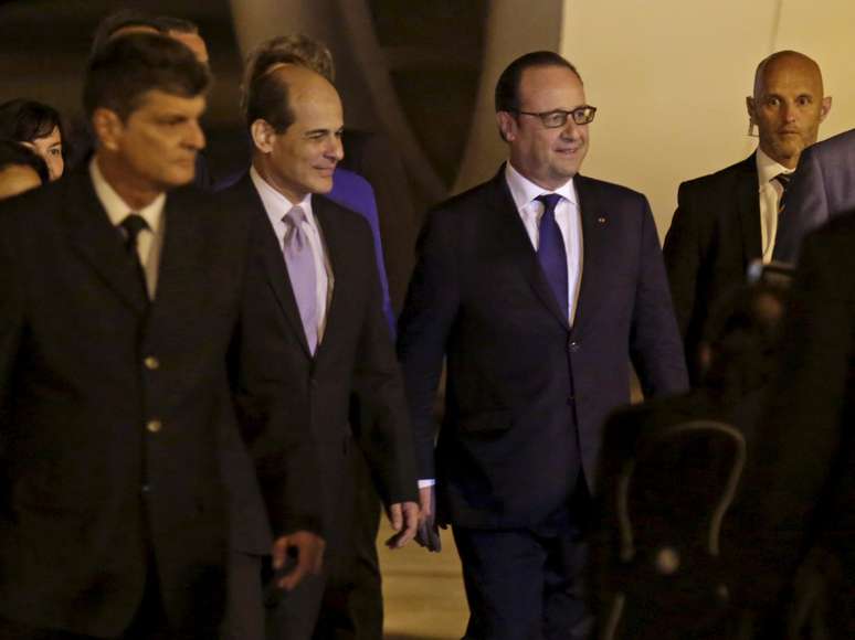 Hollande chega a Cuba para visita oficial ao país 