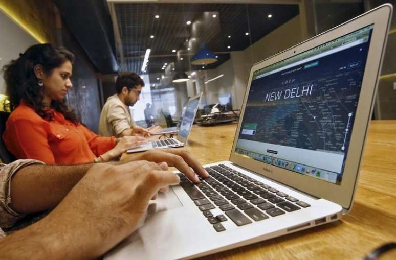 Empregados trabalham no escritório do serviço de táxi online Uber nos arredores de Nova Delhi 24/04/2015.