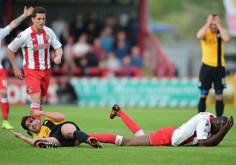 Michael Timlin levou a pior em choque de cabeça com Bira Dembele, do Stevenage