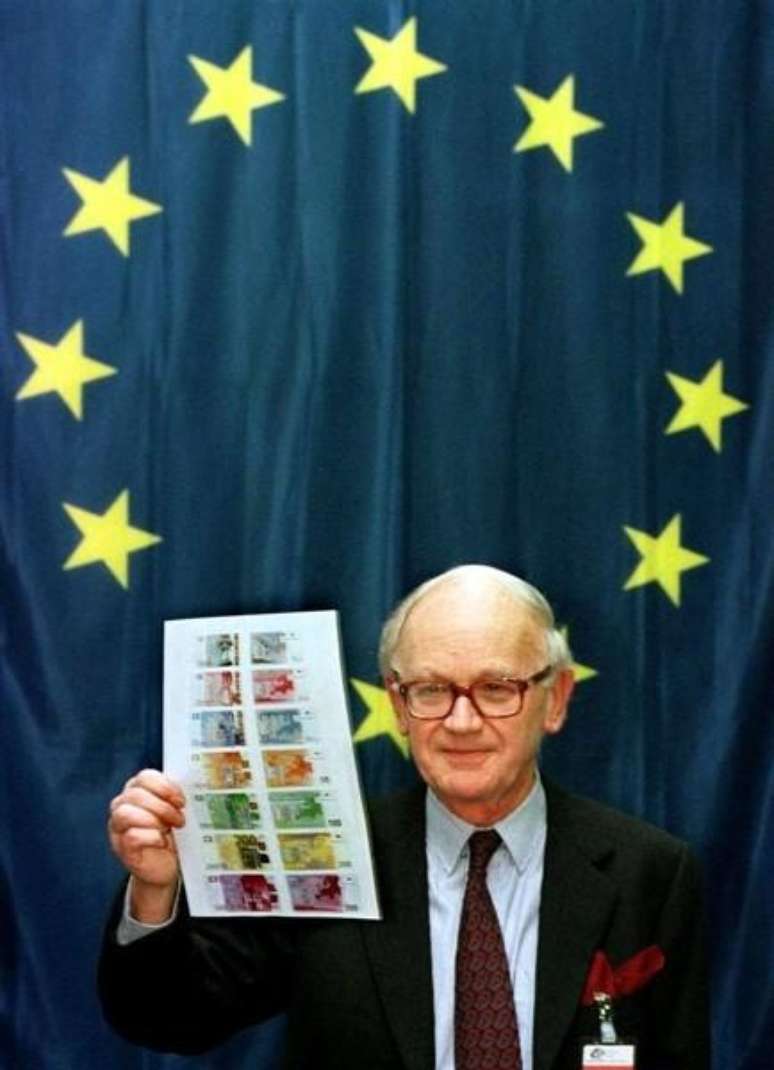 Foto de arquivo de Alexandre Lamfalussy , em 1996, com cópia das notas do euro.