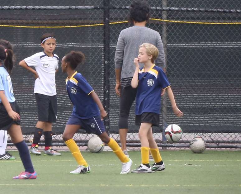 Zahara e Shiloh, filhas de Jolie e Pitt, jogam futebol juntas
